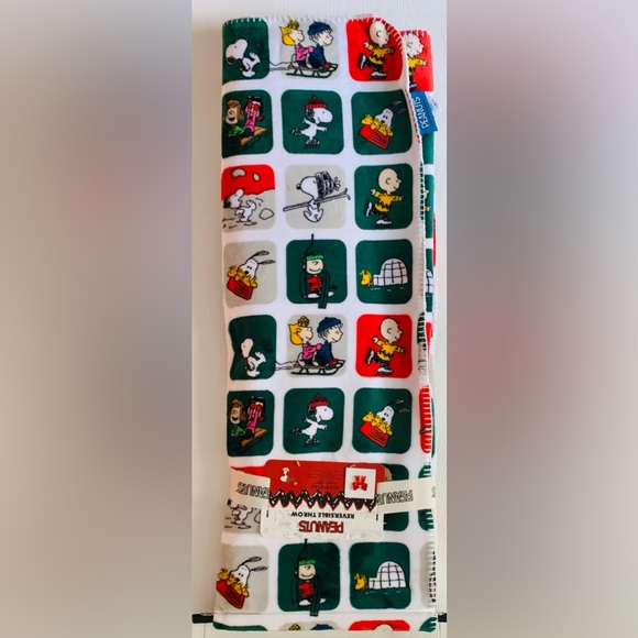 Peanuts Snoopy Christmas Holiday Winter Fun Reversible Throw Blanket - Picture 6 of 7